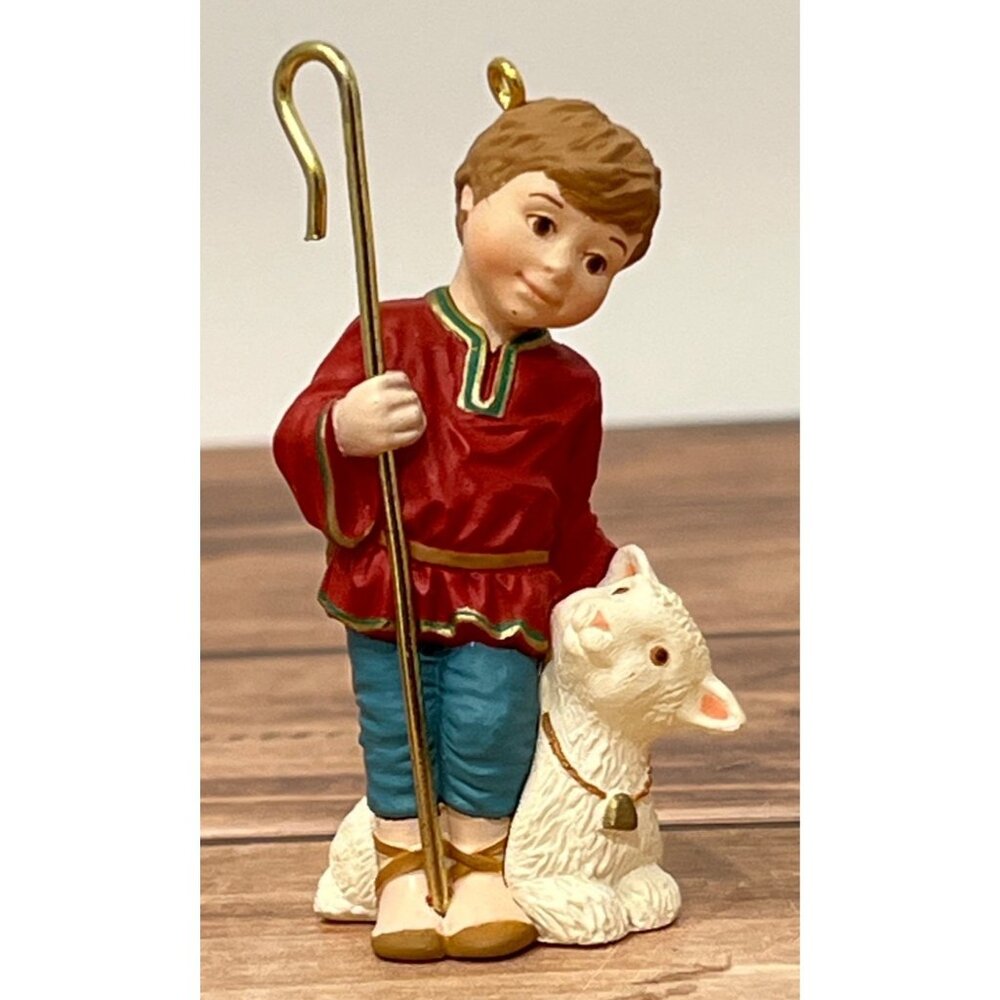 1992 HALLMARK KEEPSAKE ORNAMENT LOVING SHEPHERD QX515-1 LAMB